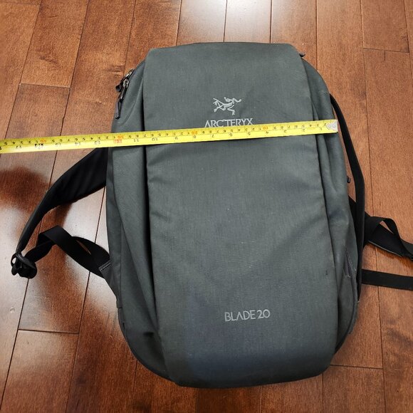 Arcteryx Blade 20 laptop commuter backpack in gray - Picture 3 of 11